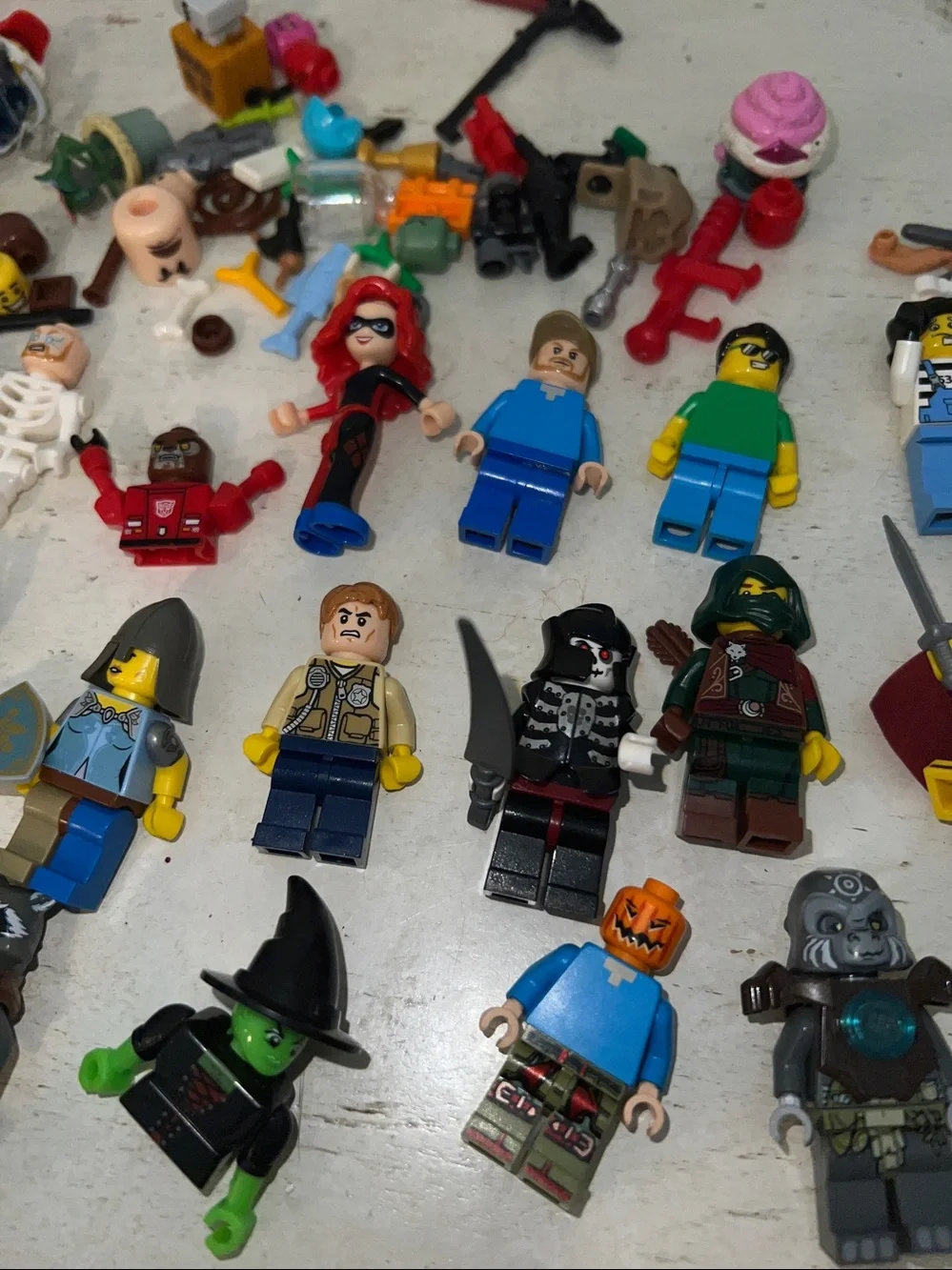 Lot Lego mini figures & accessories